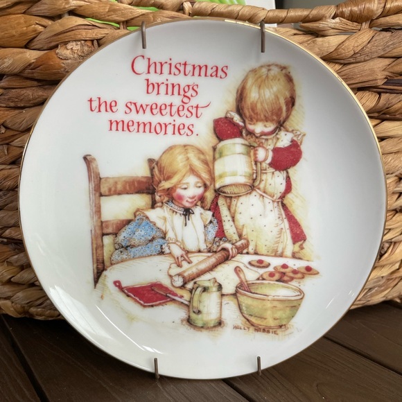 Holly Hobbie Sweet Memories Christmas Plate - Picture 1 of 3